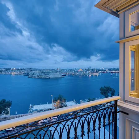 Luxury Traditional 3 Bedroom With Balcony And Sea View Ldem1-6 *