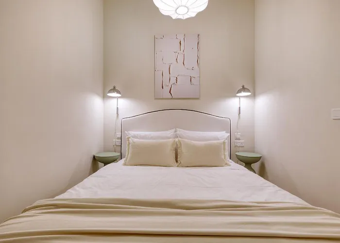 Luxury Traditional 3 Bedroom With Balcony And Sea View Ldem1-6 *