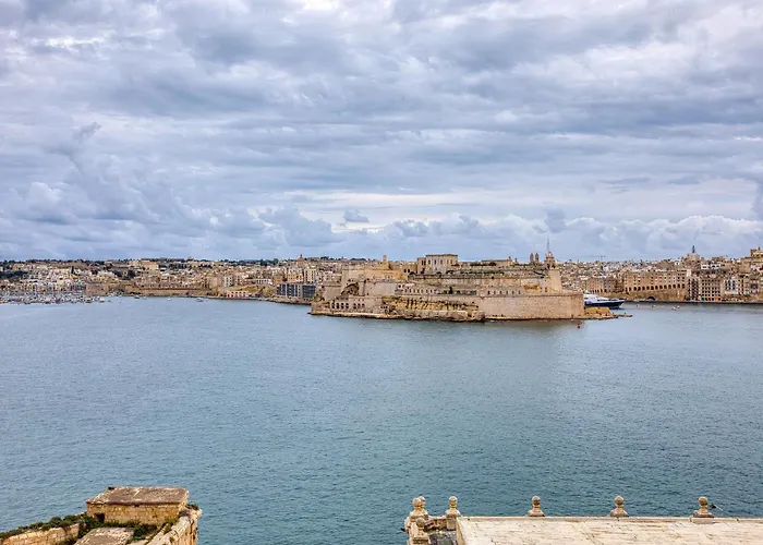 Luxury Traditional 3 Bedroom With Balcony And Sea View Ldem1-6