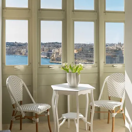 Luxury Traditional 3 Bedroom With Balcony And Sea View Ldem1-6 *