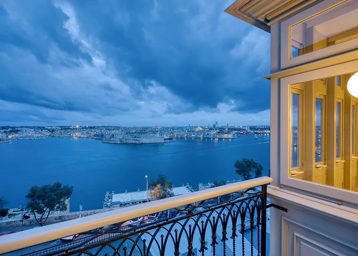 Luxury Traditional 3 Bedroom With Balcony And Sea View Ldem1-6 *