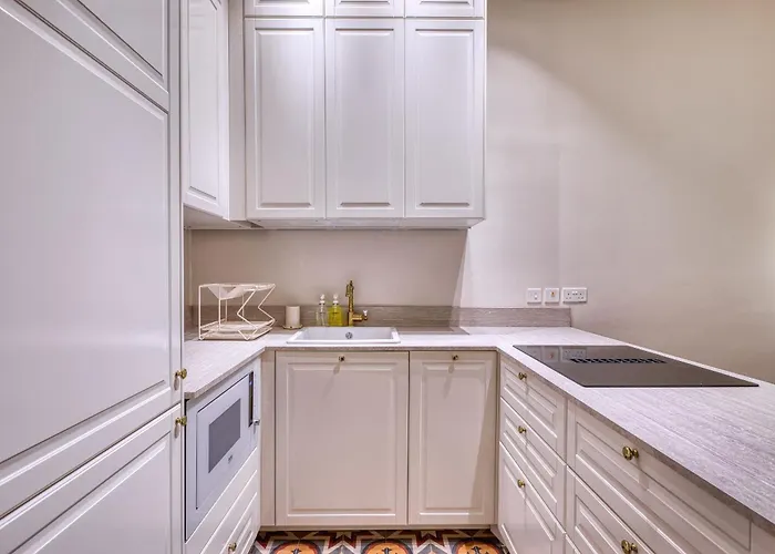 Luxury Traditional 3 Bedroom With Balcony And Sea View Ldem1-6 *