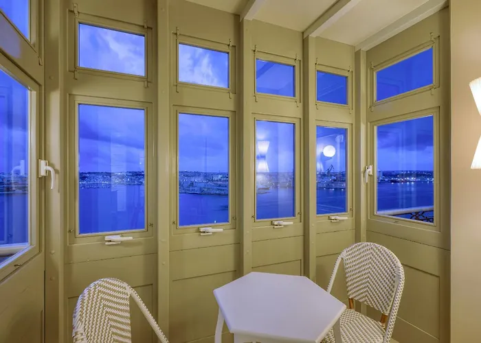 Luxury Traditional 3 Bedroom With Balcony And Sea View Ldem1-6 * Valletta